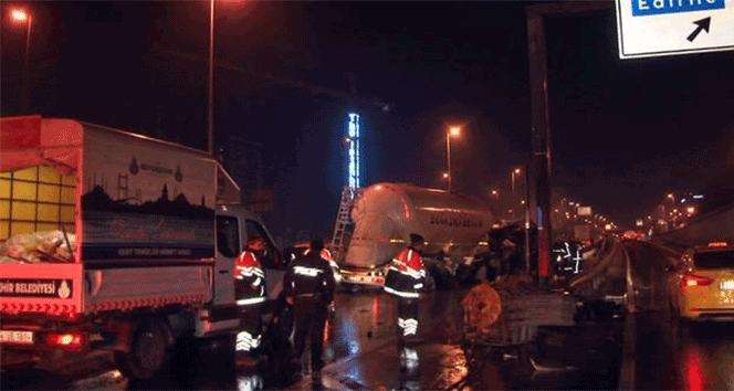 İstanbul’da Bariyerlere Çarpan Beton Tankeri Yan Yattı