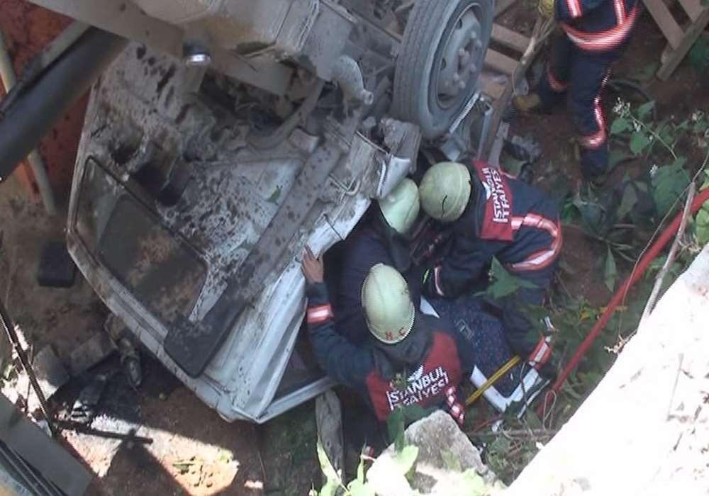 İstanbul’da Kamyon Bahçeye Uçtu: 1 Ölü