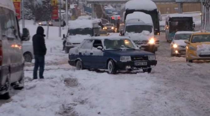 İstanbul’da Kar Mahsurlarına 50 Bin Paket Helva