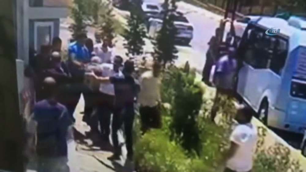 İstanbul’da Minibüsçülerin Silahlı Kavgası Kamerada