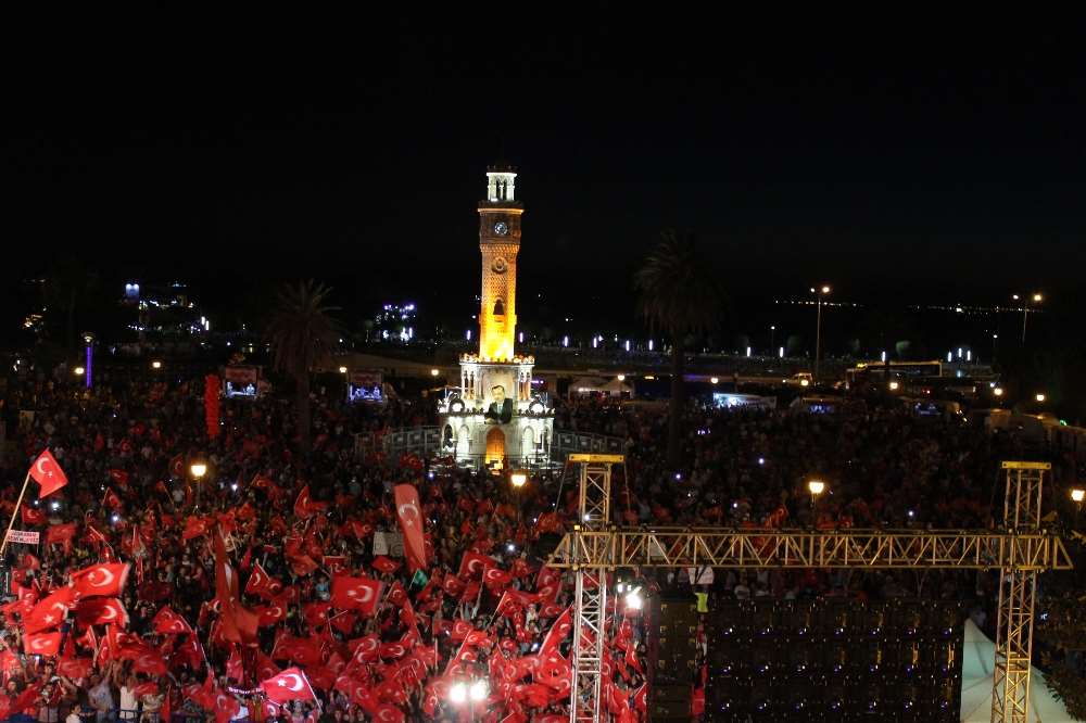 İzmir 7’den 77’ye Nöbette