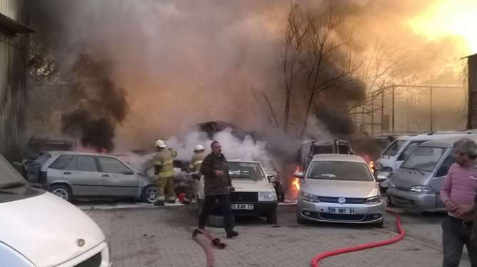 İzmir’de 11 Araç Yanarak Küle Döndü