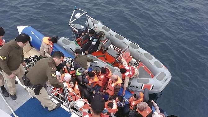 İzmir’de 54 Kaçak Göçmen Yakalandı
