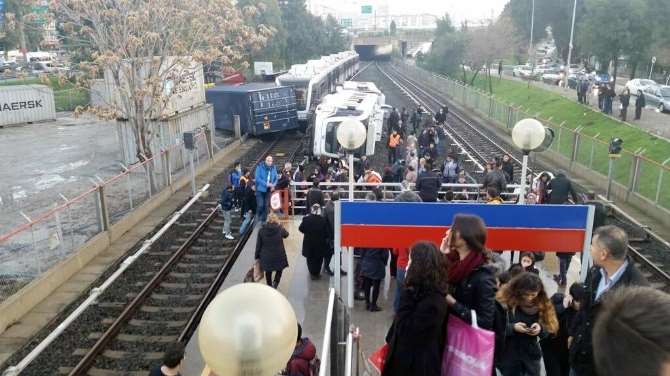İzmir’de Metro Devrildi: Çok Sayıda Yaralı Var !