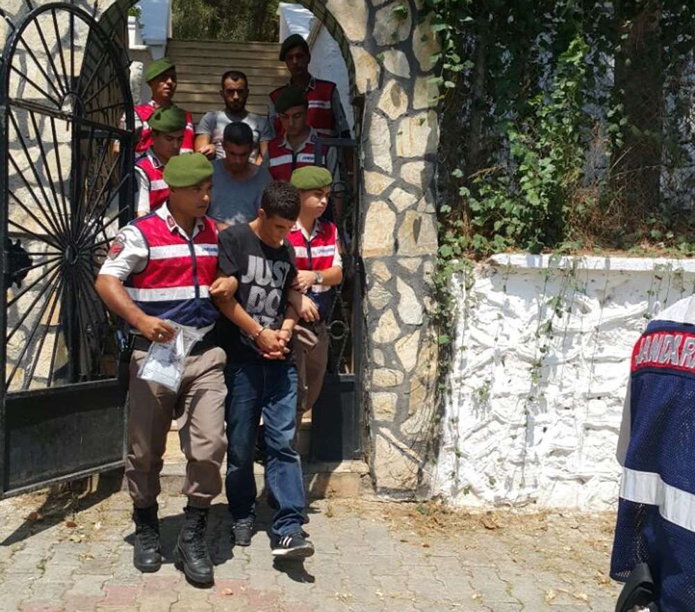 Jandarma Arabadan Şüphelendi, Hırsızları Suçüstü Yakaladı