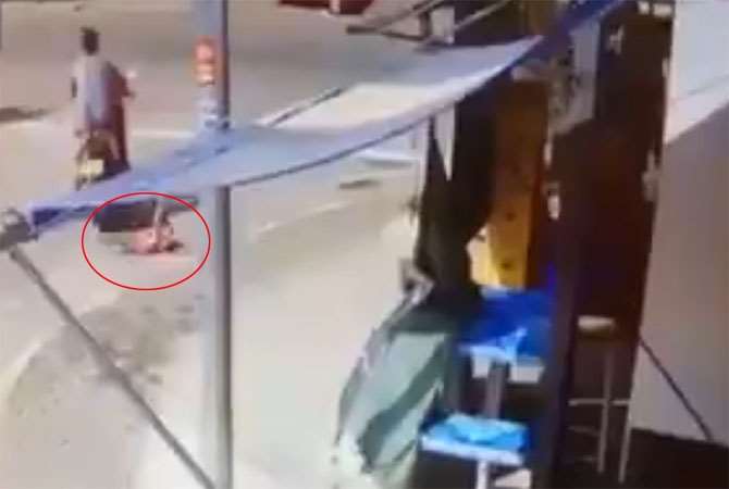 Kadın Sürücü Çocuğunu Yola Düşürdü