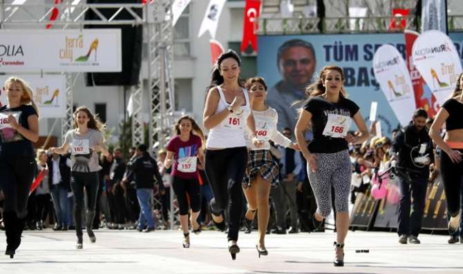 Kadınlar 2 Bin Liralık Ödül İçin ’topuk’ladı