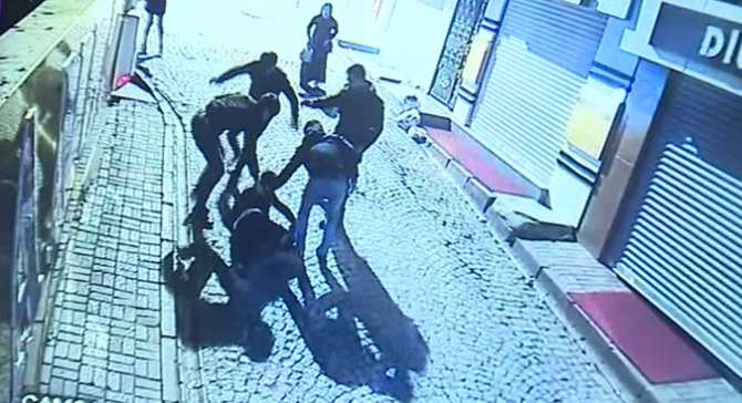 Kafasına Defalarca Tekme Attılar !