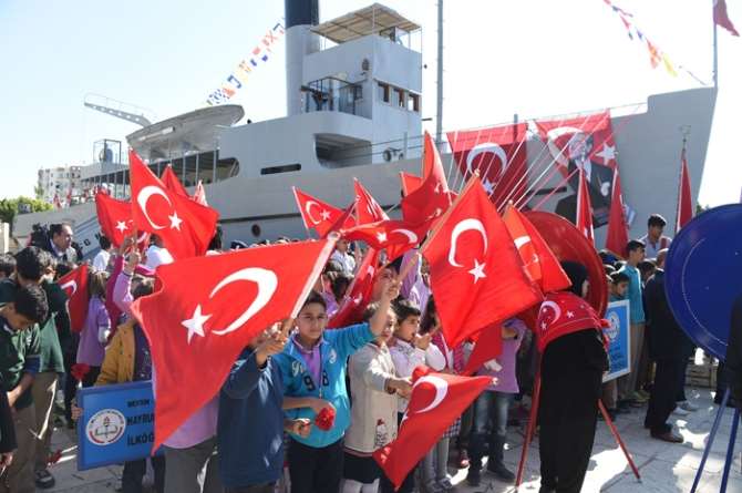Kahraman Gemiye Ziyaretçi Akını