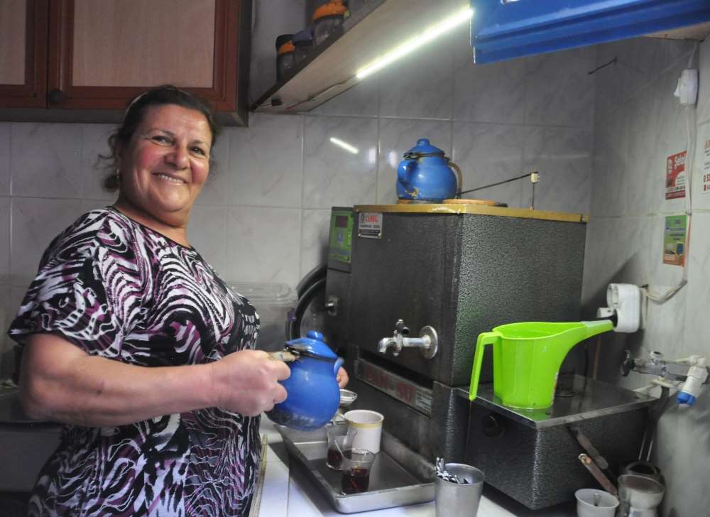 Kahvehaneye Kadın Eli Değdi