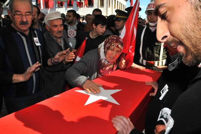 Kalp Krizi Geçiren Anne Şehit Oğluna Veda Etti