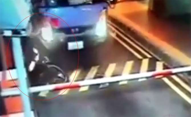 Kamyon Motosikletli Şahsı Ezip Geçti !