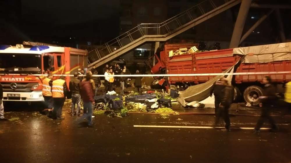 Kamyon Üst Geçide Çarptı: 1 Ölü