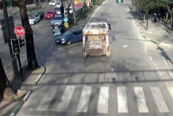 Kamyonun Çarptığı Otomobilin Altında Kaldı