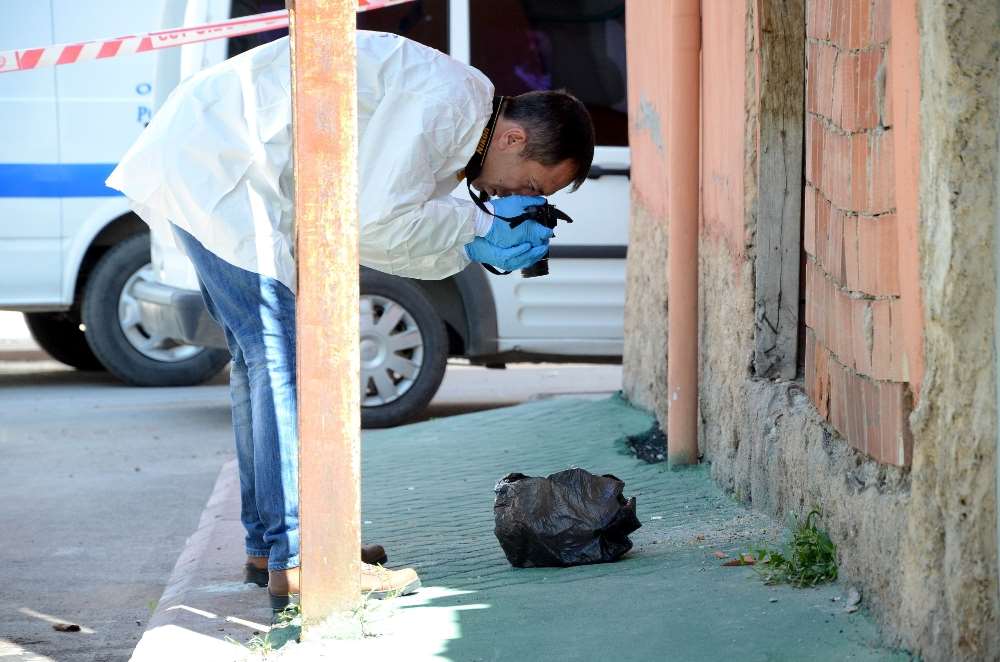 Kapısının Önünde Buldu, Anında Polisi Aradı !