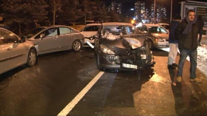 Kar Trafik Kazalarını Da Beraberinde Getirdi