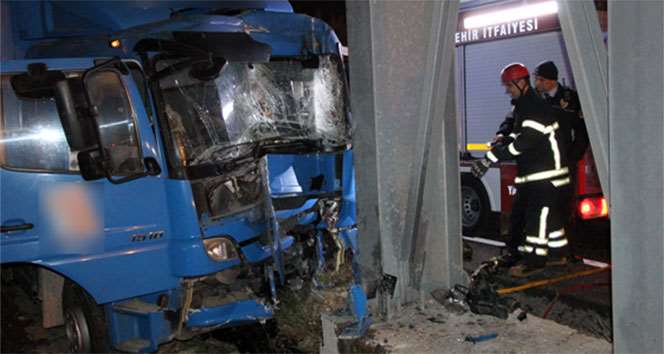 Kargo Kamyonu Üst Geçide Çarptı: 1 Ölü