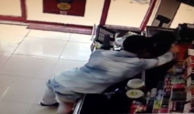 Kasiyerin Boğazına Bıçak Dayadı