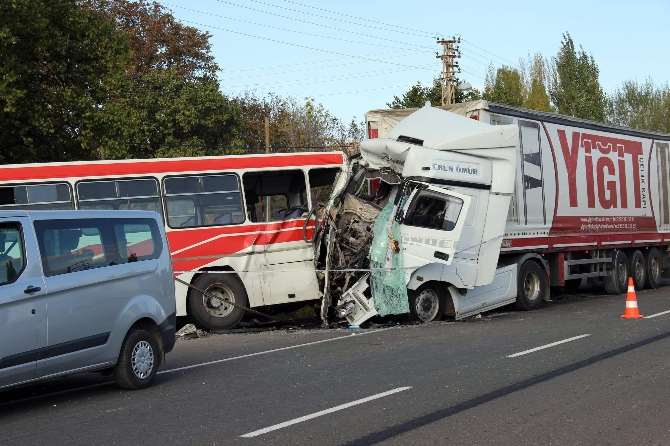 Kayseri’de Feci Kaza: 2 Ölü, 12 Yaralı