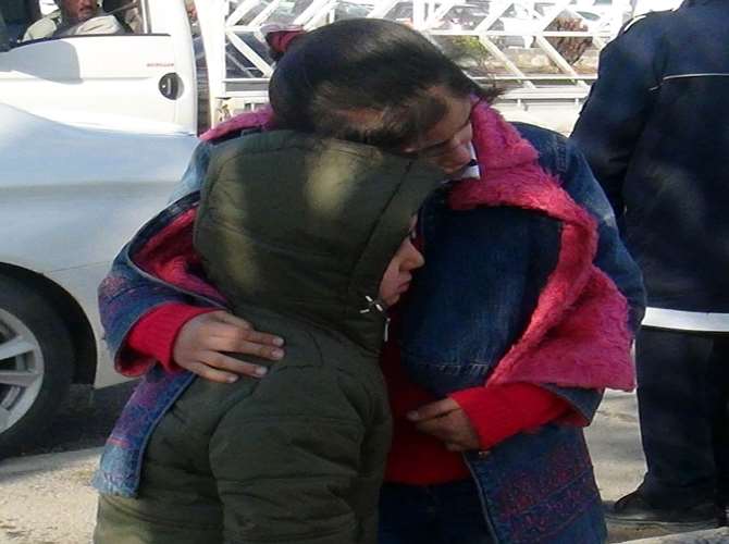 Kaza Sonrası Üşüyen Kardeşlerini Sarılarak Isıttı
