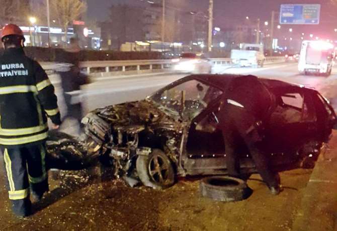 Kaza Yapıp 100 Metre Sürüklenen Araçtan Sağ Çıktı