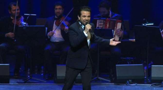 Kenan Doğulu’dan Unutulmaz Zeki Müren Taklidi