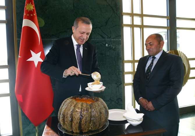 Kendi Elleriyle İkram Etti