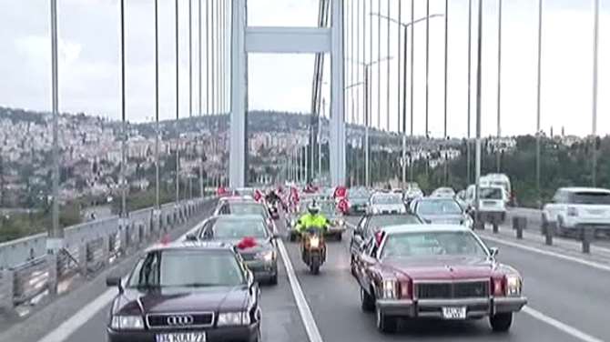 Köprüde Barışla Cumhuriyet Konvoyu