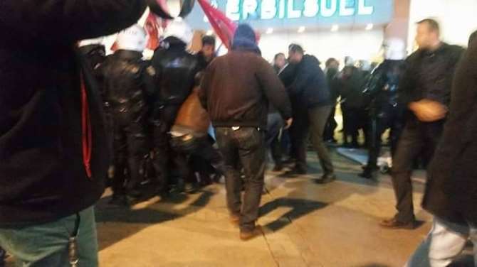 Korsan Göstericilere Polis Müdahalesi