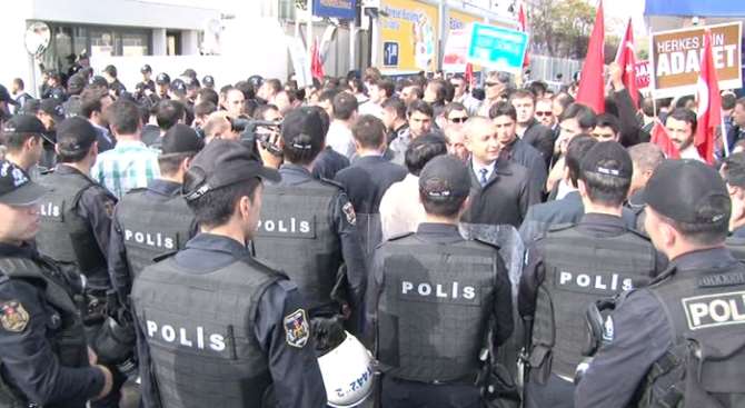 Koza İpek Holding Önünde Polise Mukavemet
