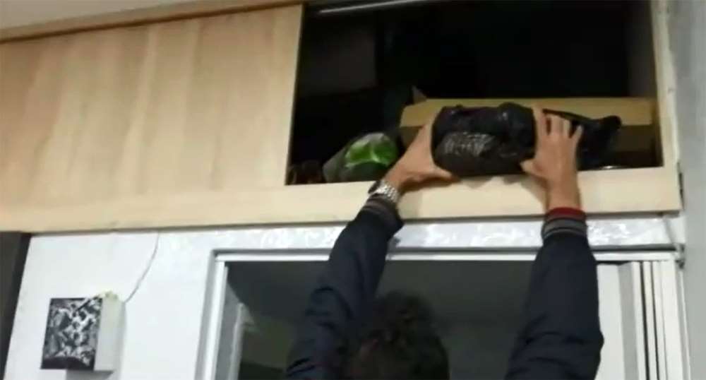 Kuaför Değil Silah Deposu !