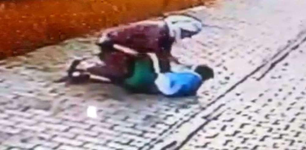 Küçük Çocuğa Öldüresiye Dayak!