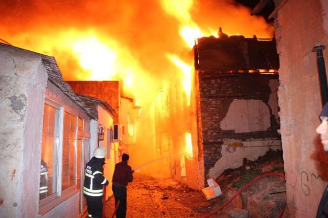 Kuşadası Alev Alev: 12 Tarihi Ev Kül Oldu