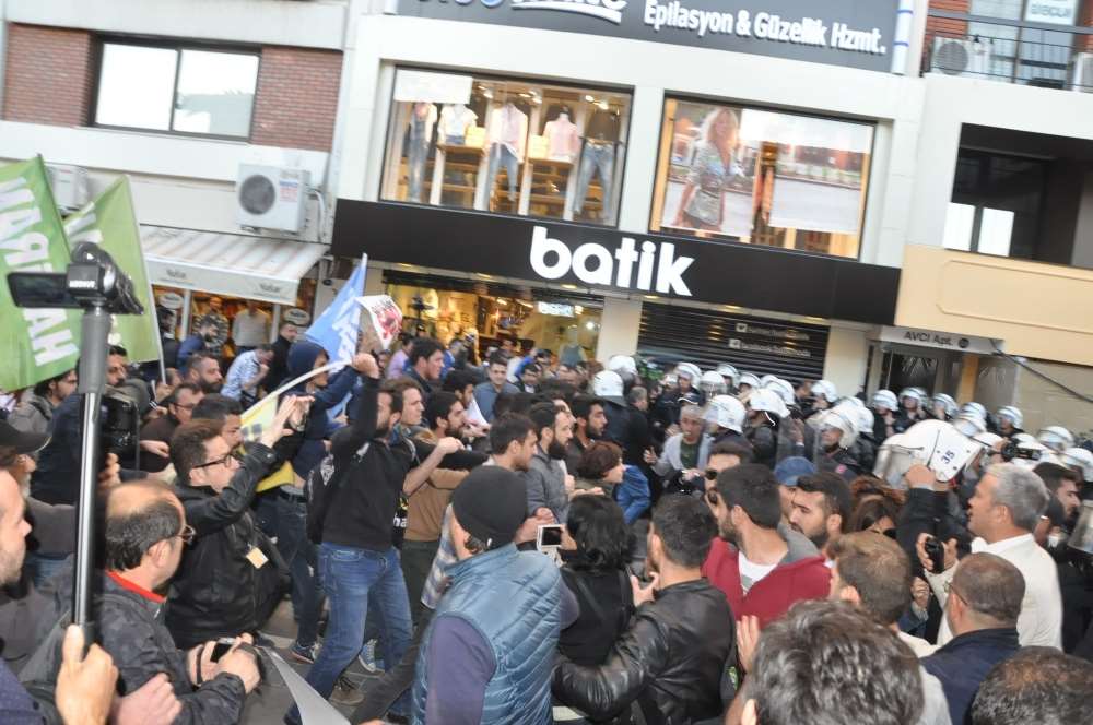 Laiklik Eyleminde Polise Saldırdılar: 12 Gözaltı