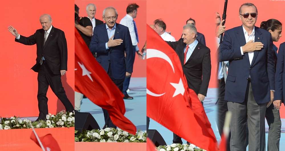Liderler Kalabalığı Selamladı