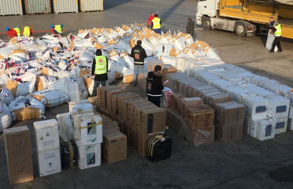 Limanda 700 Bin Paket Kaçak Sigara Ele Geçirildi
