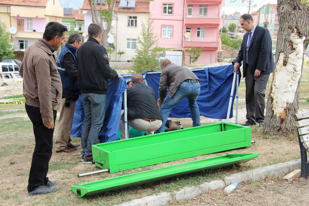 Lise Öğrencisi Parkta Ölü Bulundu