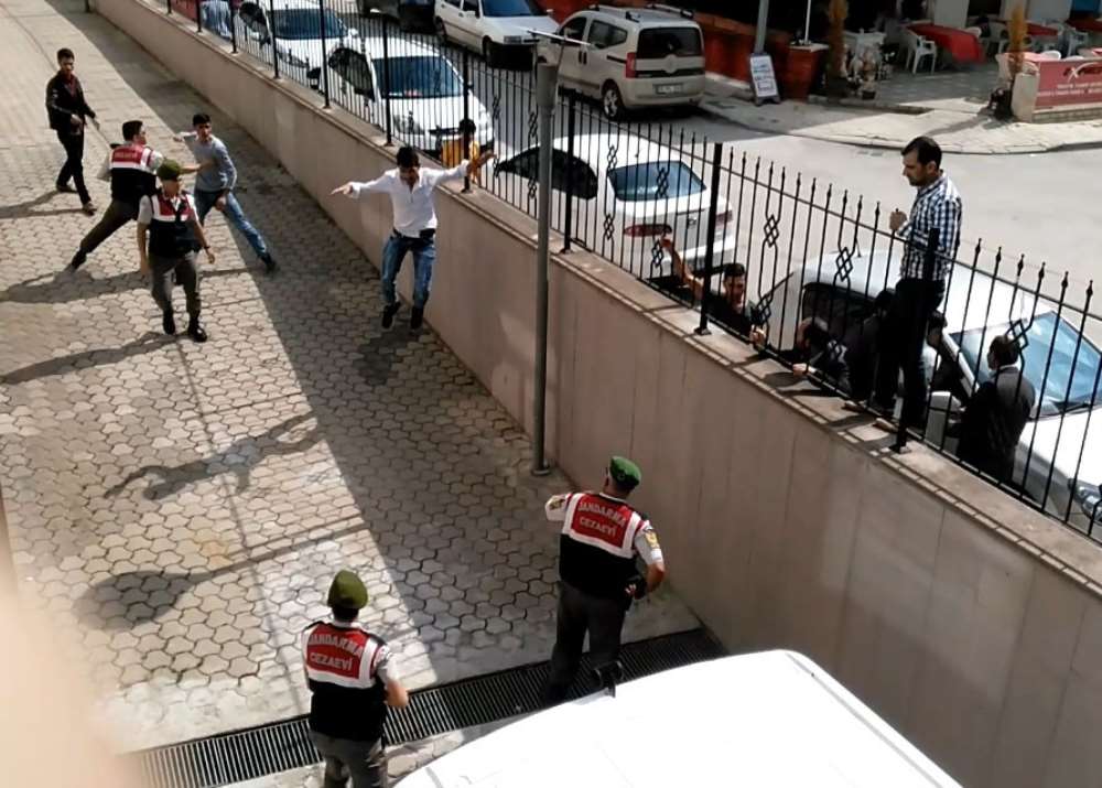 Mahkeme Çıkışı Birbirlerine Girdiler