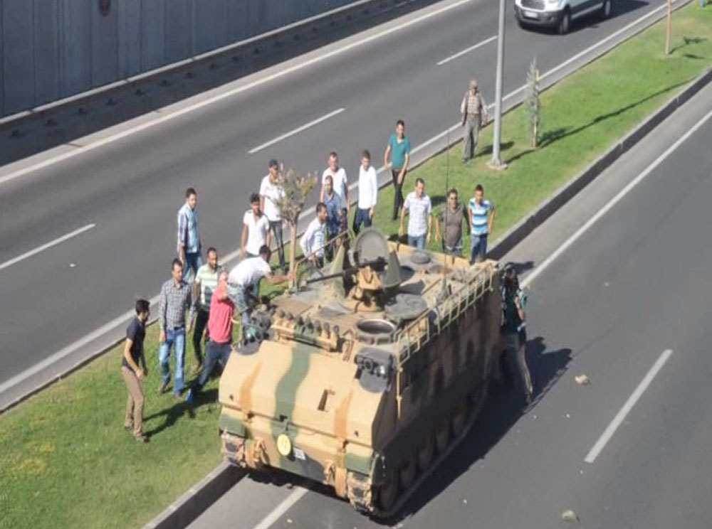 Malatya’da Askeri Linçten Polis Kurtardı