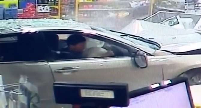 Markete Dalan Otomobil Kadını Teğet Geçti
