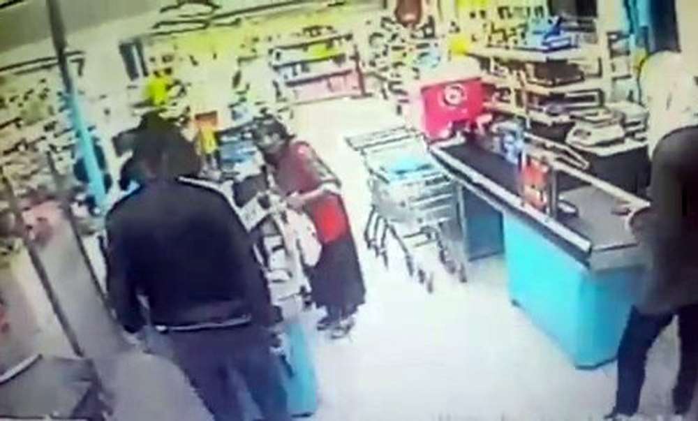 Markette Silahlı Soygun Kamerada