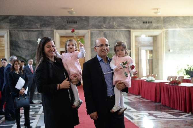 Meclis’e İkiz Kızlarıyla Geldi