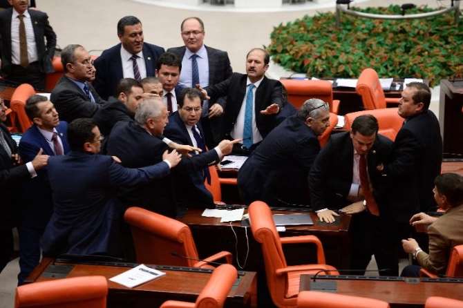 Meclis’te Önce Kavga Sonra Özür