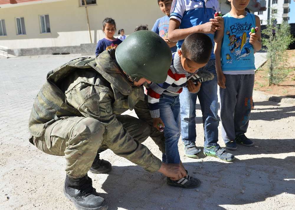 Mehmetçik’in ’çocuk’ Hassasiyeti