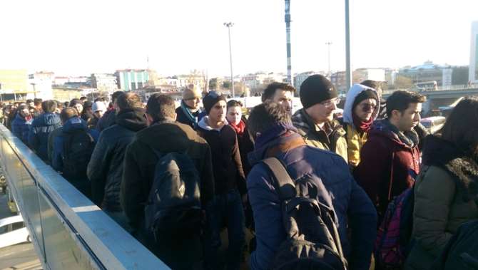 Metrobüs Durakları Doldu Taştı