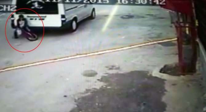 Minibüs Bisikletli Çocuğu Böyle Ezdi !
