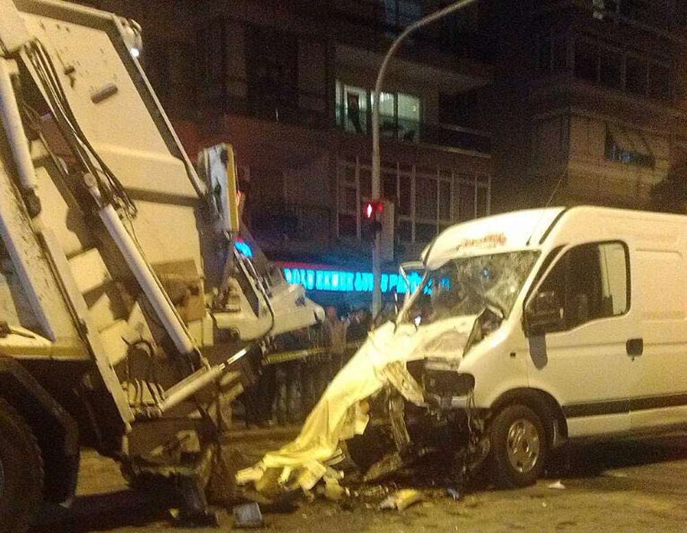 Minibüs Çöp Kamyonuna Çarptı: 2 Ölü