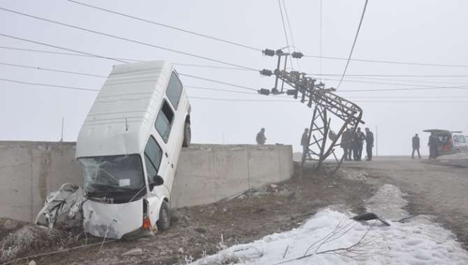 Minibüs Elektrik Direğine Çarptı: 2 Ölü