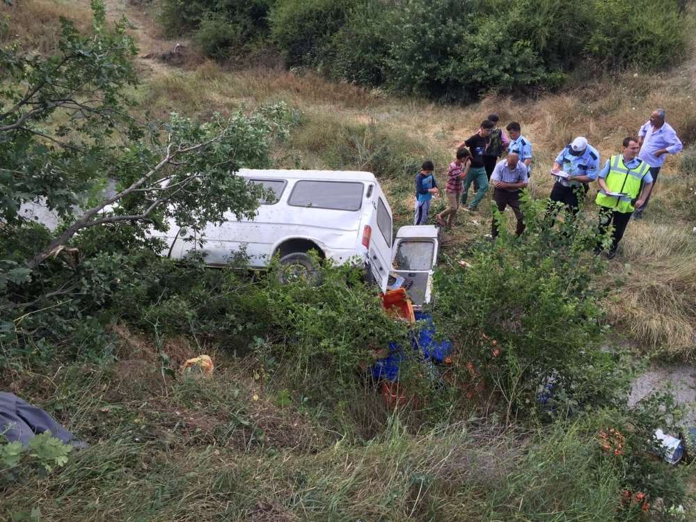 Minibüs Şarampole Yuvarlandı: 3 Yaralı