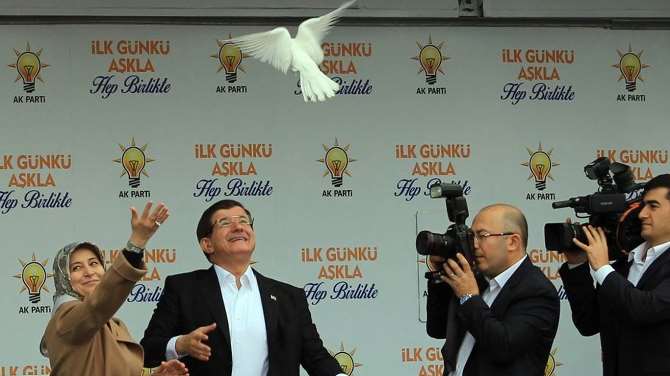 Miting Öncesinde Beyaz Güvercin Uçurdu